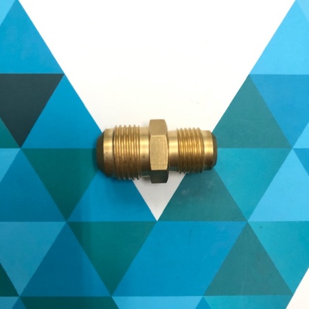 Штуцер переходной (фитинг) 3/8" х 1/2" (под гайки)